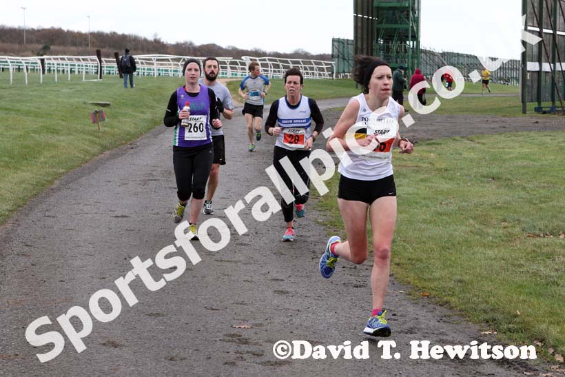 Melanie Henderson (Portobello) on her way to winning the Newcastle Racecourse Half Marathon, Newcastle Racecourse, Gosforth, Newcastle. Photo: David T. Hewitson/Sports for All Pics